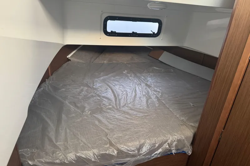 Spritz Yacht Photos Pics Interior cabin of 2022 Beneteau Flyer 9 SPACEdeck with bed and window.