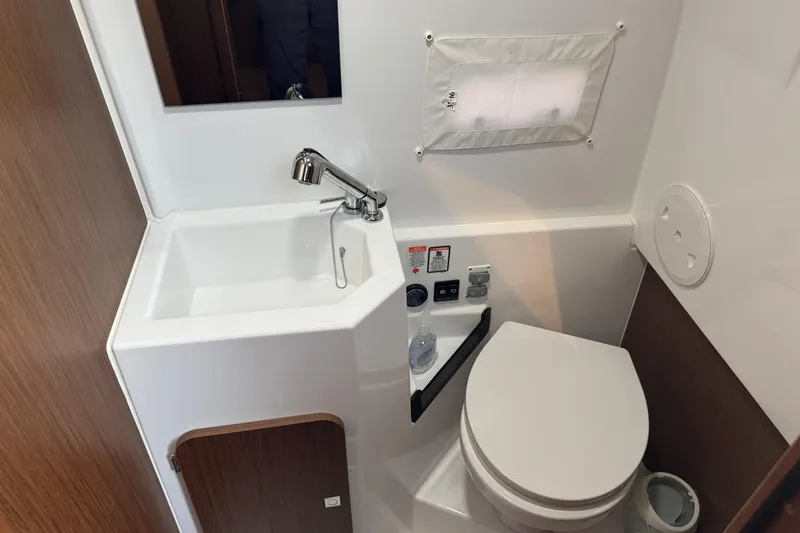 Spritz Yacht Photos Pics 2022 Beneteau Flyer 9 SPACEdeck bathroom with sink and toilet.