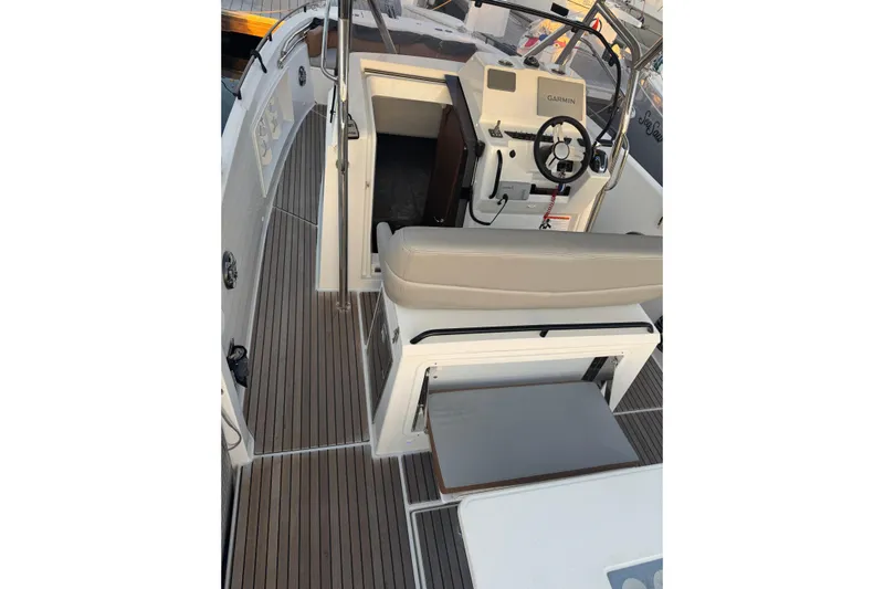 Spritz Yacht Photos Pics 2022 Beneteau Flyer 9 SPACEdeck cockpit with steering wheel and seating area.