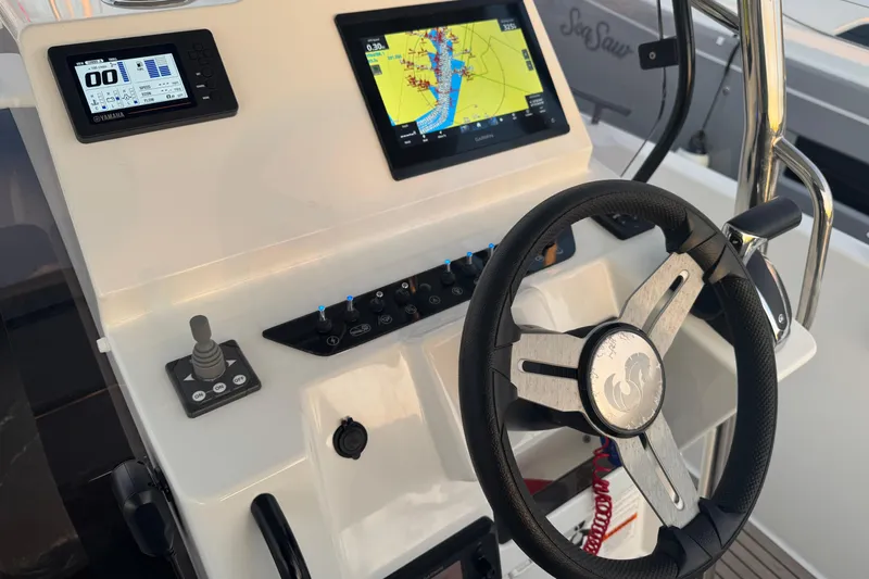 Spritz Yacht Photos Pics 2022 Beneteau Flyer 9 SPACEdeck helm with navigation screens and steering wheel.