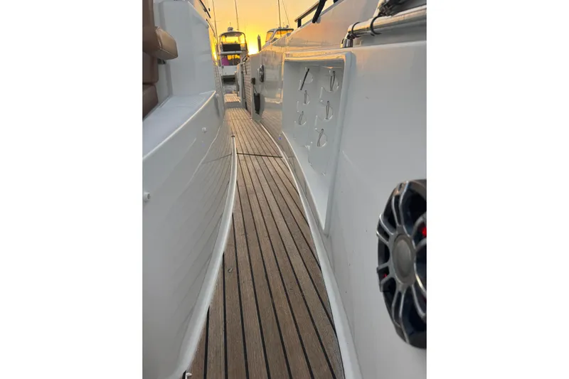Spritz Yacht Photos Pics Beneteau Flyer 9 SPACEdeck 2022, teak deck detail at sunset, showcasing sleek design.