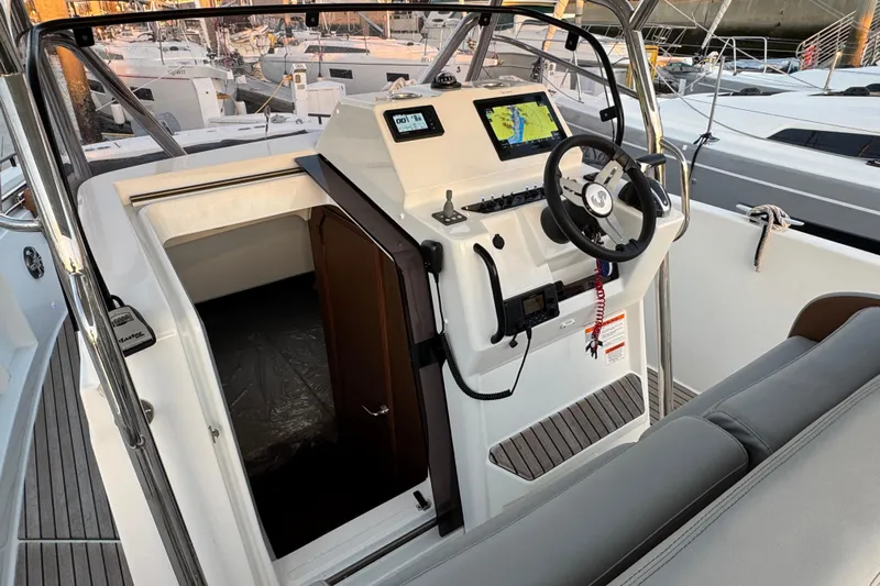 Spritz Yacht Photos Pics 2022 Beneteau Flyer 9 SPACEdeck cockpit with navigation controls and seating.