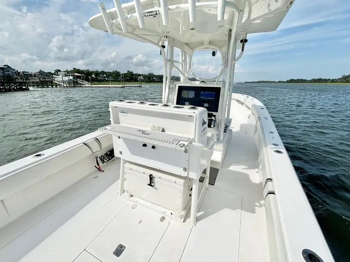  Yacht Photos Pics 2004 SeaVee 310B boat on water, featuring spacious deck and modern console.