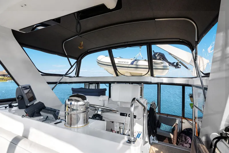 Perfectseas Yacht Photos Pics 1988 Carver 42 Aft Cabin Motoryacht interior with helm, seating, and ocean view.