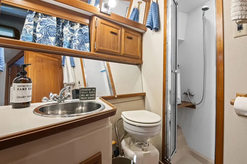 Perfectseas Yacht Photos Pics 1988 Carver 42 Aft Cabin Motoryacht bathroom with sink, toilet, and shower.