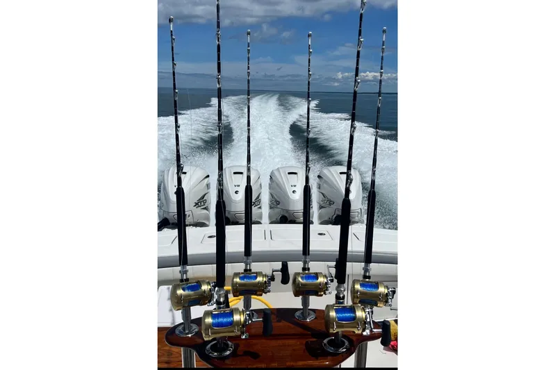 No Name Yacht Photos Pics 2019 Regulator 41 boat with fishing rods and powerful outboard engines.