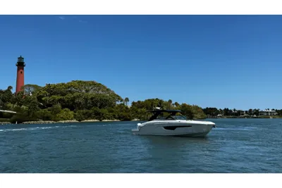 Cruisers Yachts 34 GLS South Beach Outboard