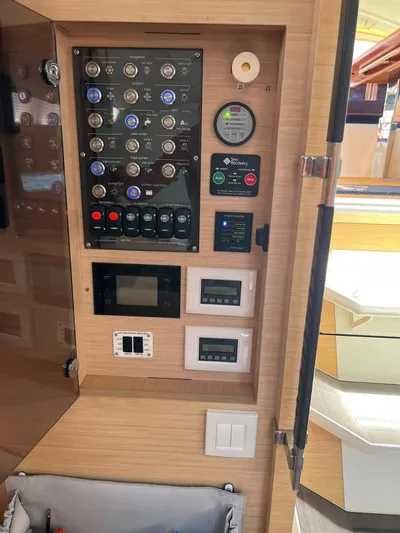 Hindsight Yacht Photos Pics 