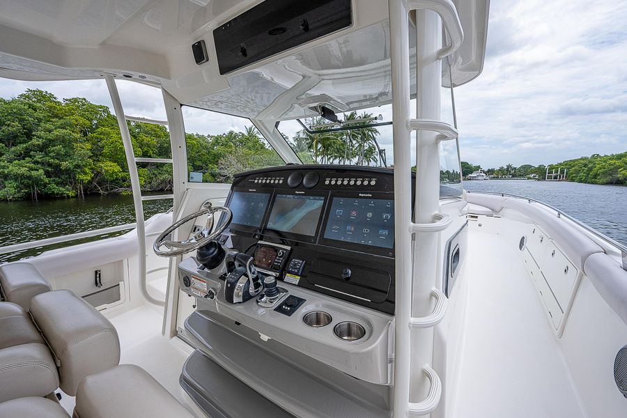 2016 Boston Whaler 420 Outrage