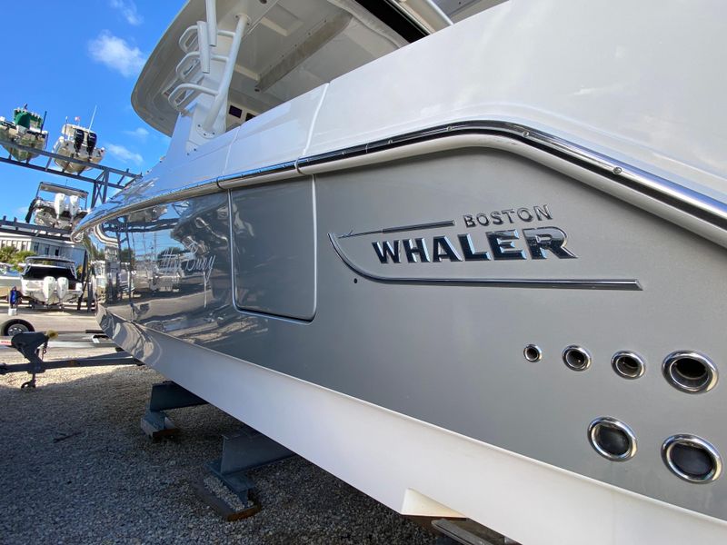 2020 Boston Whaler 350 Realm