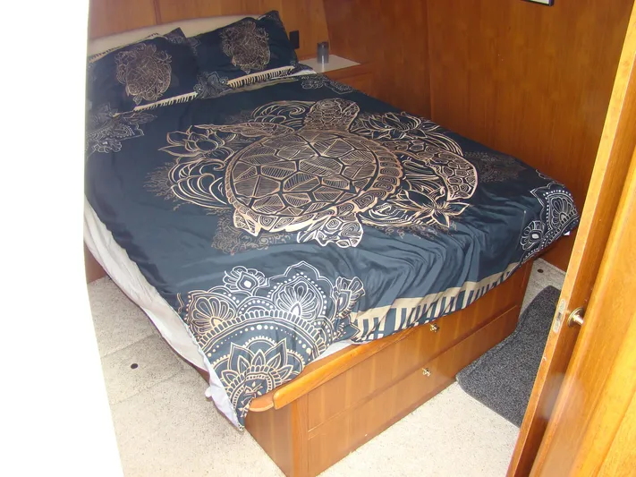 Good Chemistry Yacht Photos Pics Mainship 430 Trawler 2001 bedroom with turtle-themed bedding.