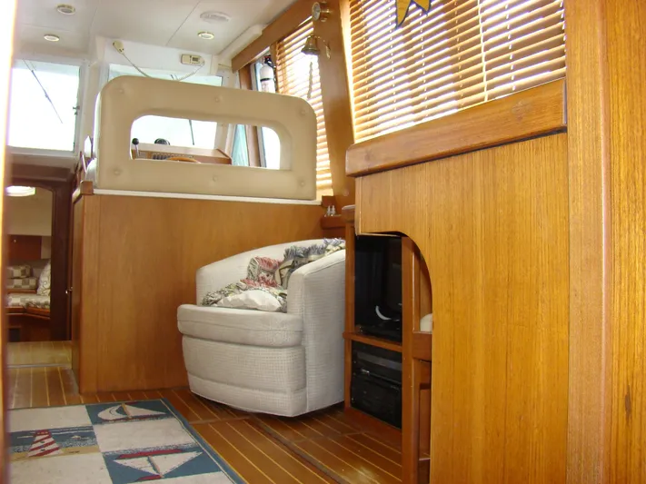 Good Chemistry Yacht Photos Pics Interior of 2001 Mainship 430 Trawler with wooden finishes and cozy seating area.