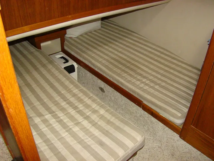 Good Chemistry Yacht Photos Pics Twin beds in the cabin of a 2001 Mainship 430 Trawler.