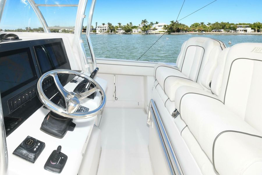 2014 Jupiter 38 Center Console