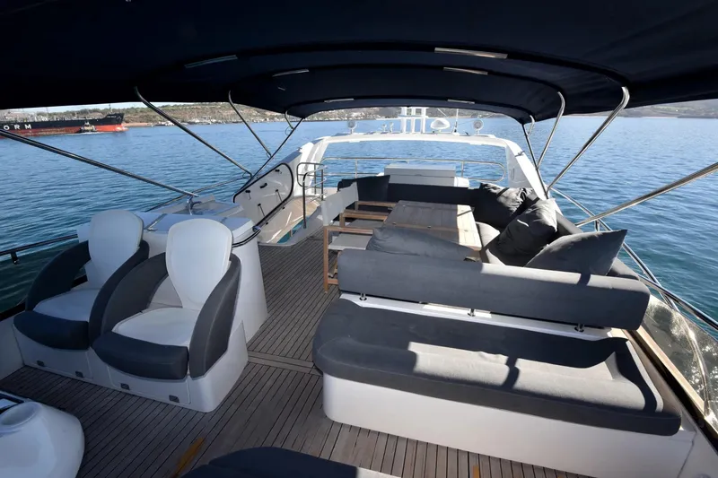 Bar&co Yacht Photos Pics Luxurious 2008 Sunseeker Manhattan 73 yacht interior with elegant seating and ocean view.