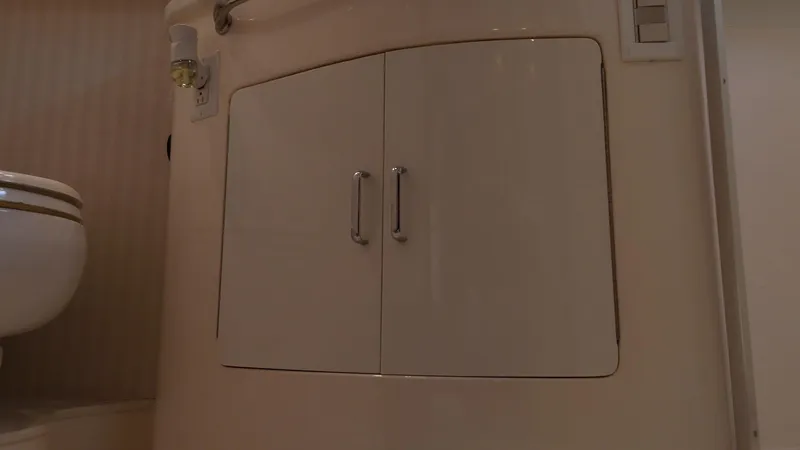 Siboney Yacht Photos Pics Bathroom in Cabo 40 Express boat, year 2004.