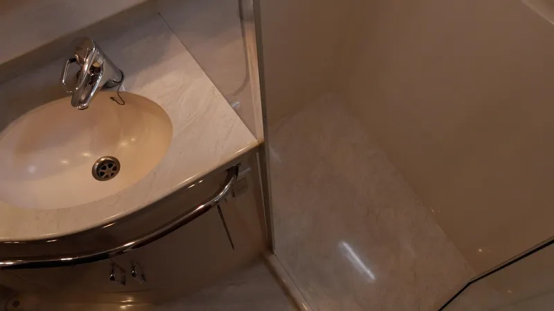 Siboney Yacht Photos Pics Bathroom in Cabo 40 Express boat, year 2004.