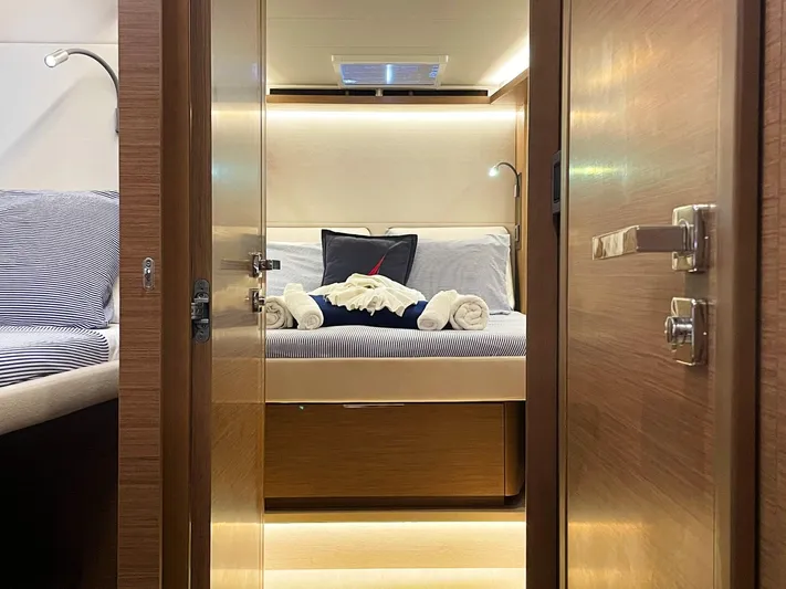 Lone Star Lagoon Yacht Photos Pics Starboard Forward Cabin