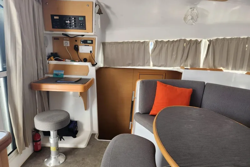 Arcane Yacht Photos Pics Lagoon 380 - Arcane - Table à cartes