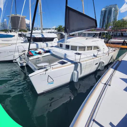 Arcane Yacht Photos Pics Lagoon 380 - Arcane - Vue générale au ponton