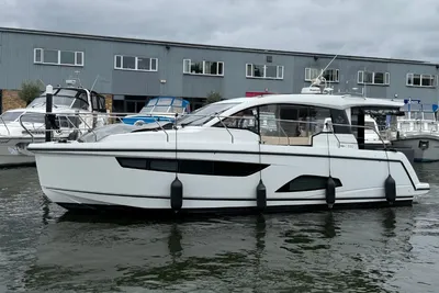 Sealine C330