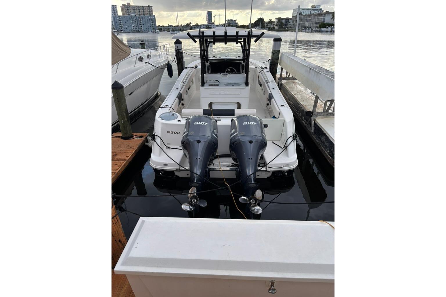 Robalo R302 Center Console