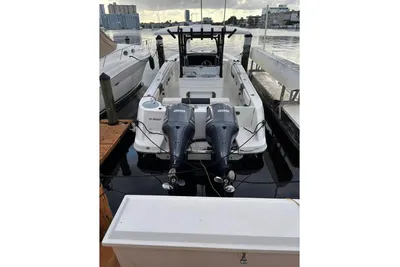 Robalo R302 Center Console