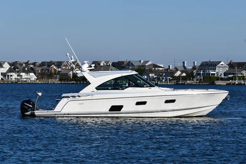  Yacht Photos Pics 2020 Formula 400 Super Sport Crossover yacht cruising on a calm waterway.