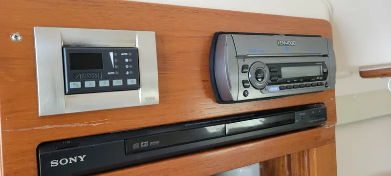 Fishin' Feinz Yacht Photos Pics 2008 Grady-White 330 Express boat audio system with Kenwood and Sony components.