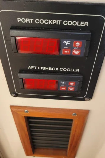 Fishin' Feinz Yacht Photos Pics 2008 Grady-White 330 Express cooler controls, port cockpit and aft fishbox.