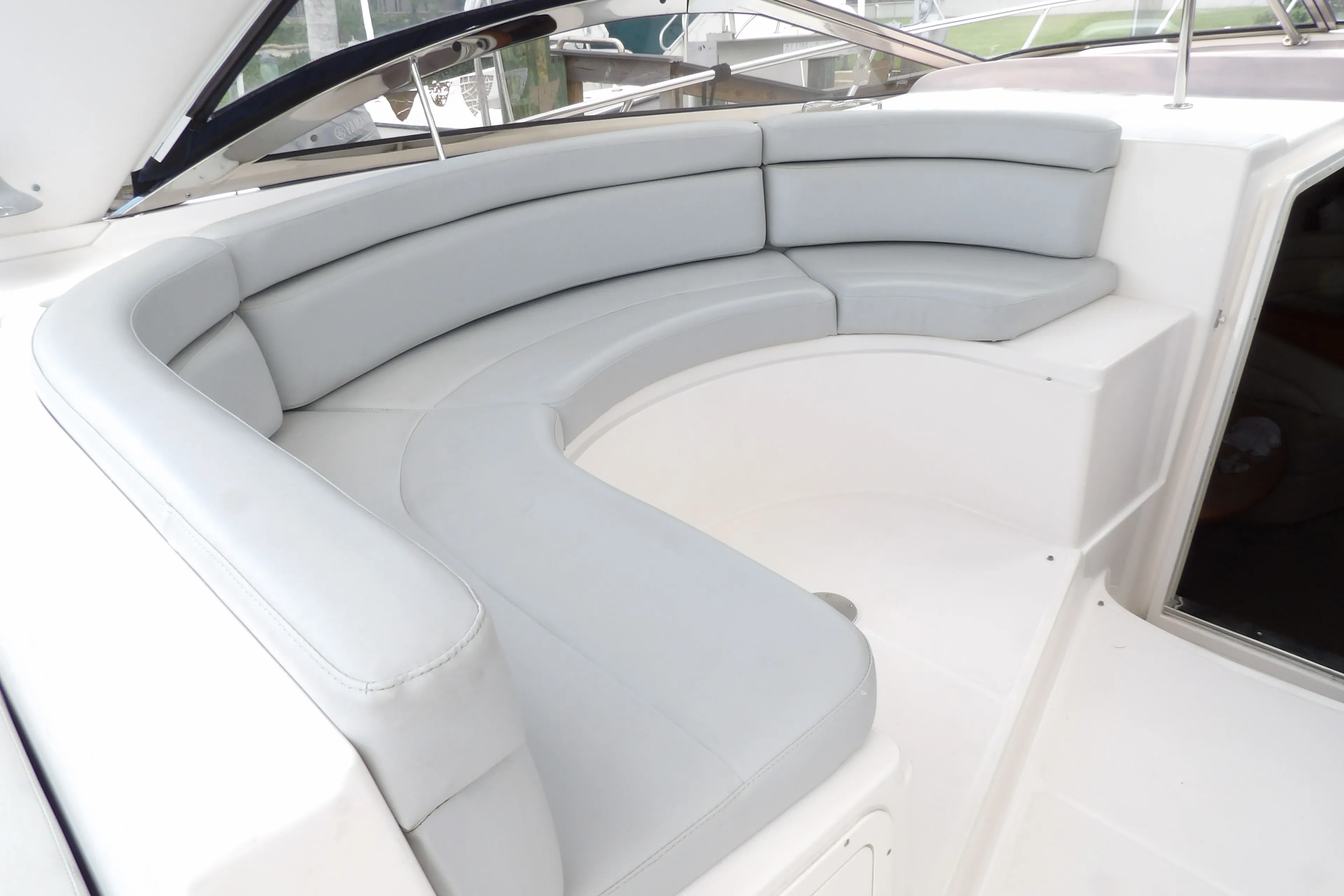 2004 REGAL 4260 COMMODORE - Image 2