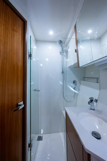 Ciento Siete Yacht Photos Pics 