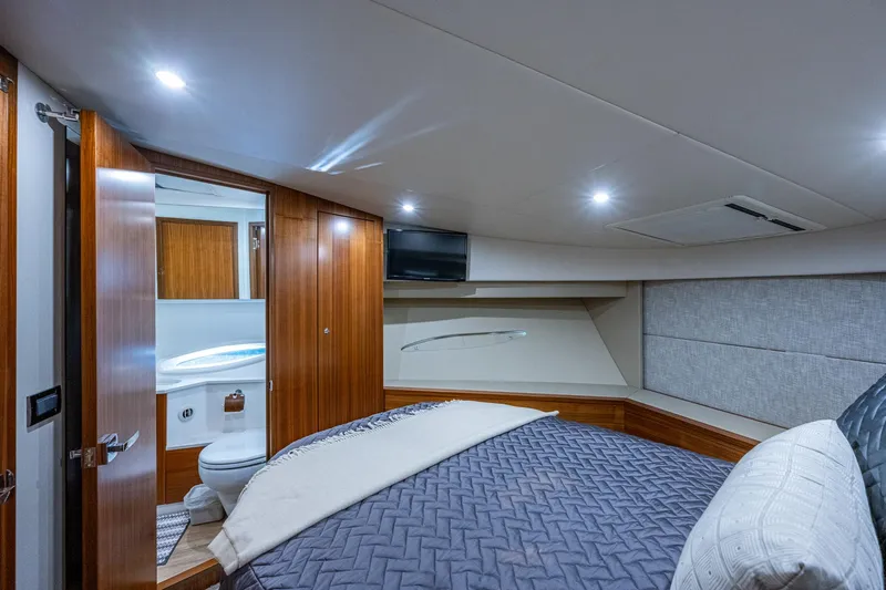 Ciento Siete Yacht Photos Pics Luxurious bedroom and bathroom in 2020 Maritimo X50 yacht.