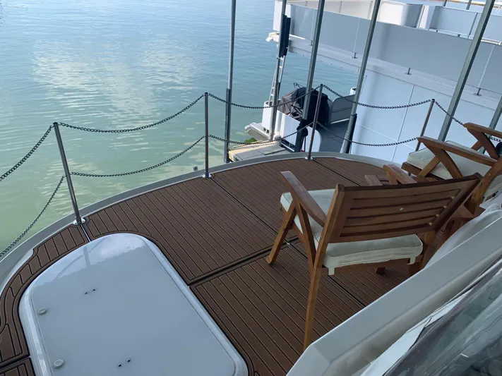 Flying Lady Yacht Photos Pics Deck of 2004 Carver 570 Voyager Pilothouse with wooden chairs overlooking water.