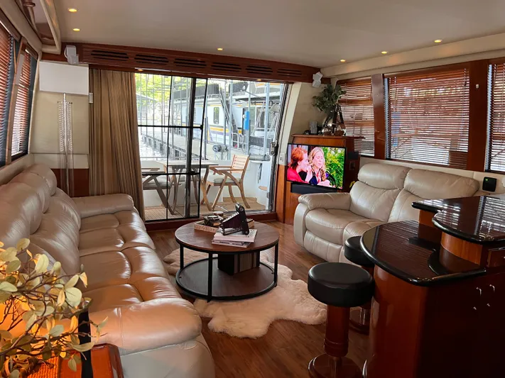 Flying Lady Yacht Photos Pics Luxurious interior of 2004 Carver 570 Voyager Pilothouse yacht with leather seating and TV.