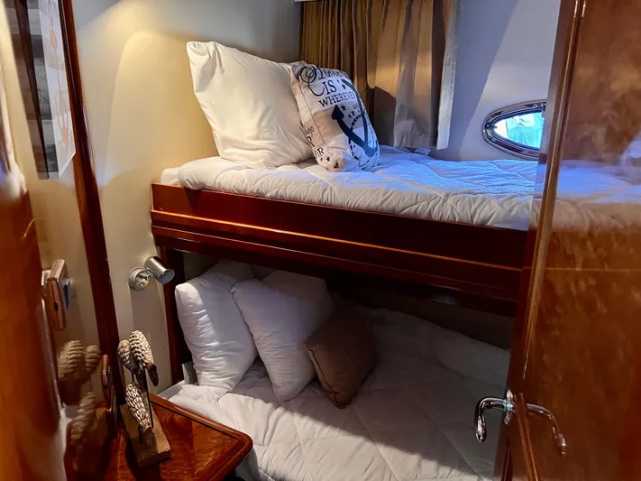 Flying Lady Yacht Photos Pics Cozy bunk beds in 2004 Carver 570 Voyager Pilothouse cabin with nautical decor.