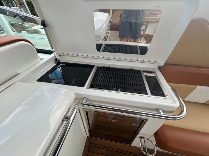 Mr Bojangles Yacht Photos Pics 2014 Sea Ray 370 Venture boat galley with grill and sink.