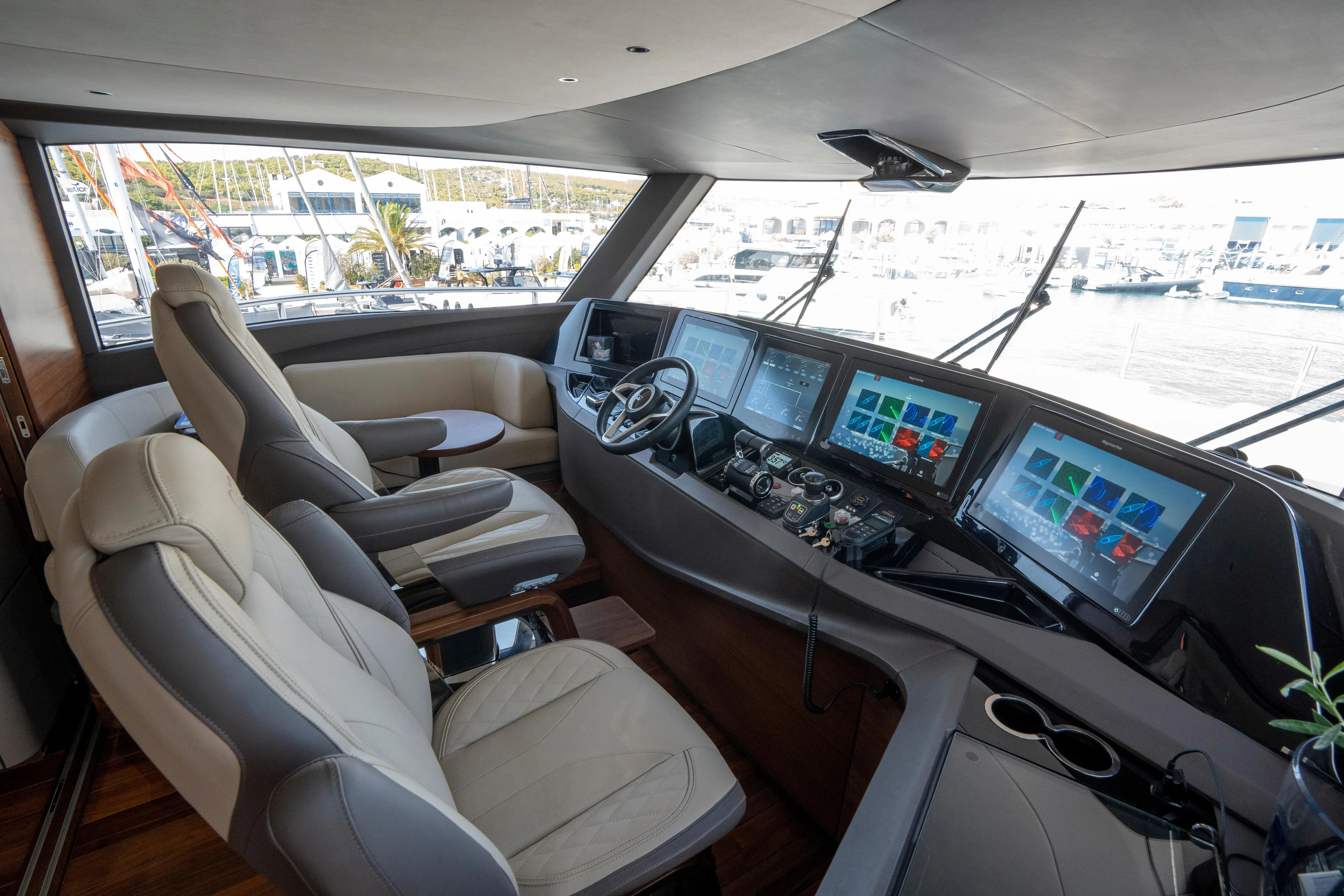  Yacht Photos Pics Flybridge: Helm