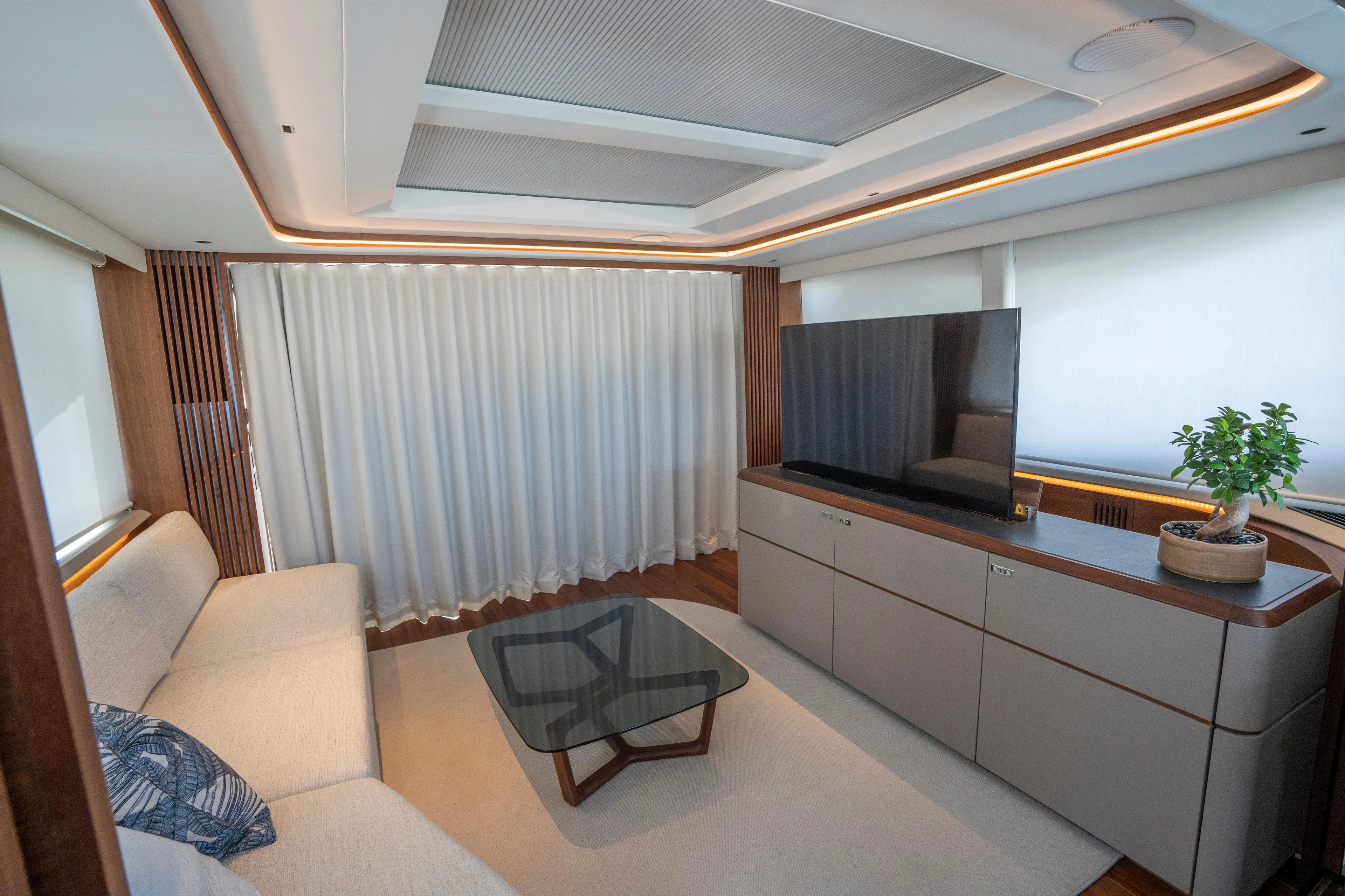  Yacht Photos Pics Flybridge: Sky Lounge