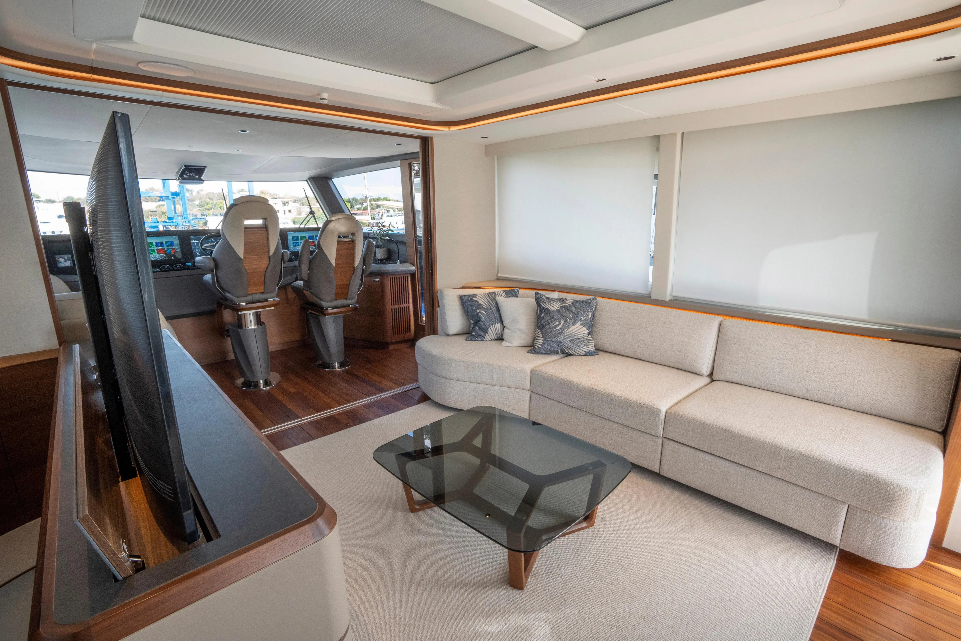  Yacht Photos Pics Flybridge: Sky Lounge