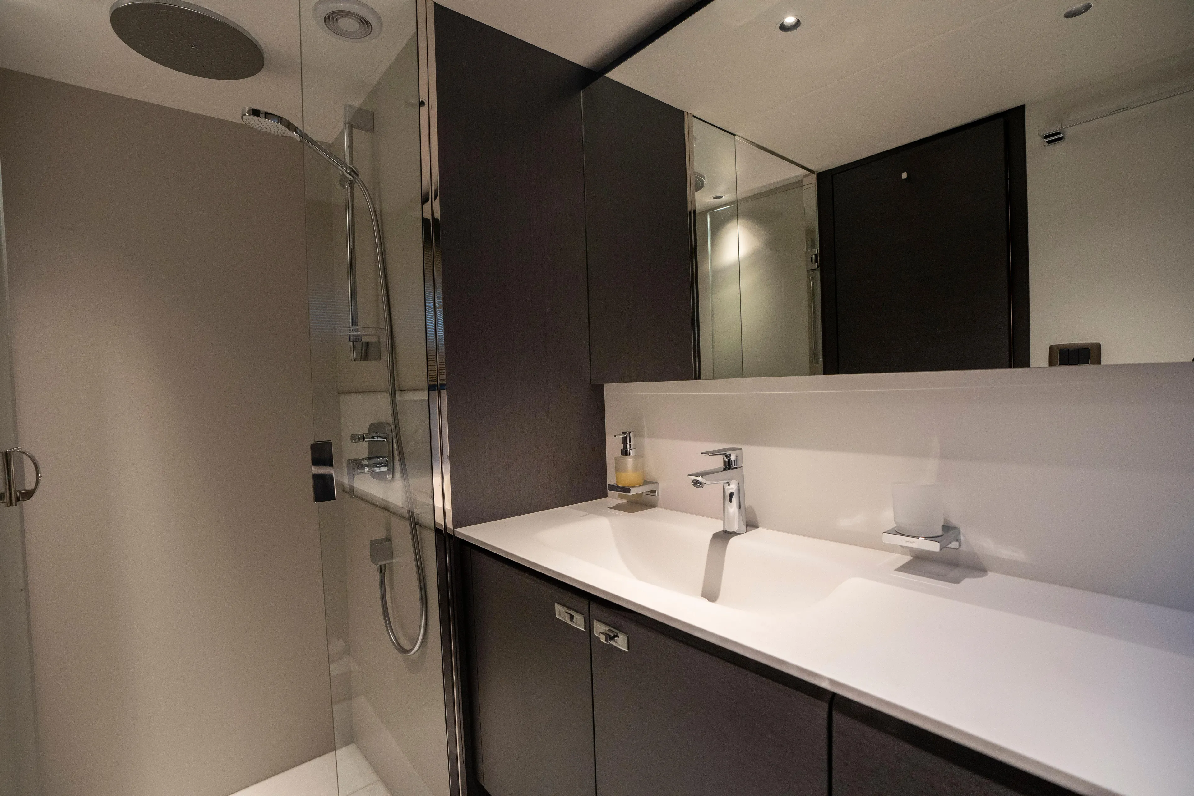  Yacht Photos Pics Lower Deck: Starboard Guest Cabin En-Suite Bathroom