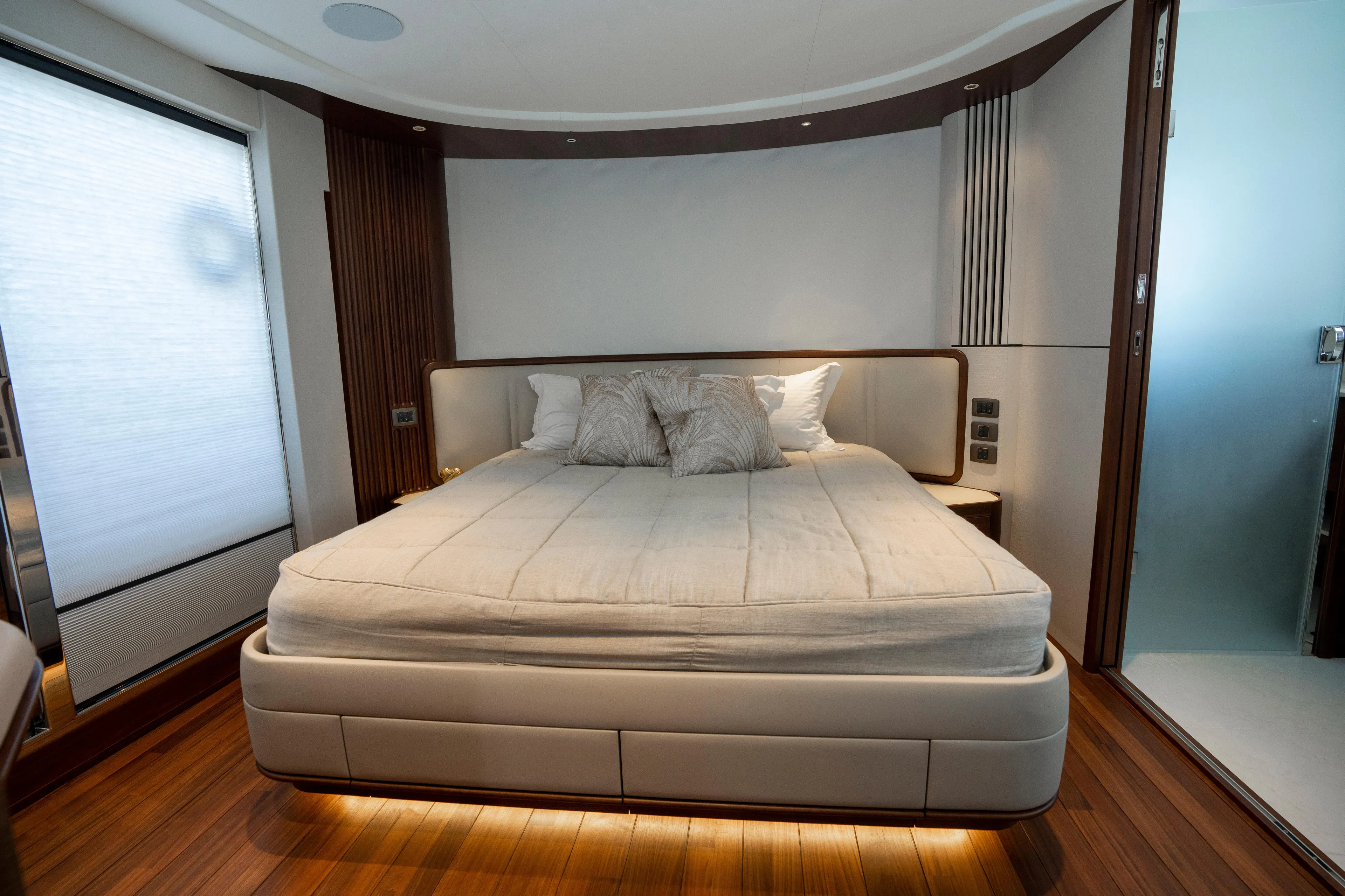  Yacht Photos Pics Main Deck: Master Stateroom