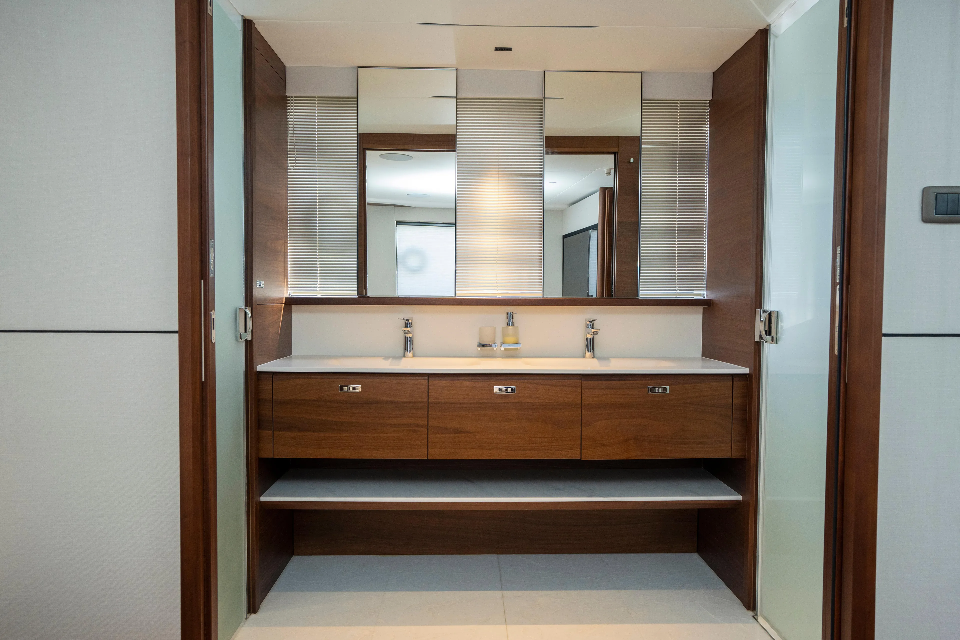  Yacht Photos Pics Main Deck: Master Stateroom's En-Suite Bathroom