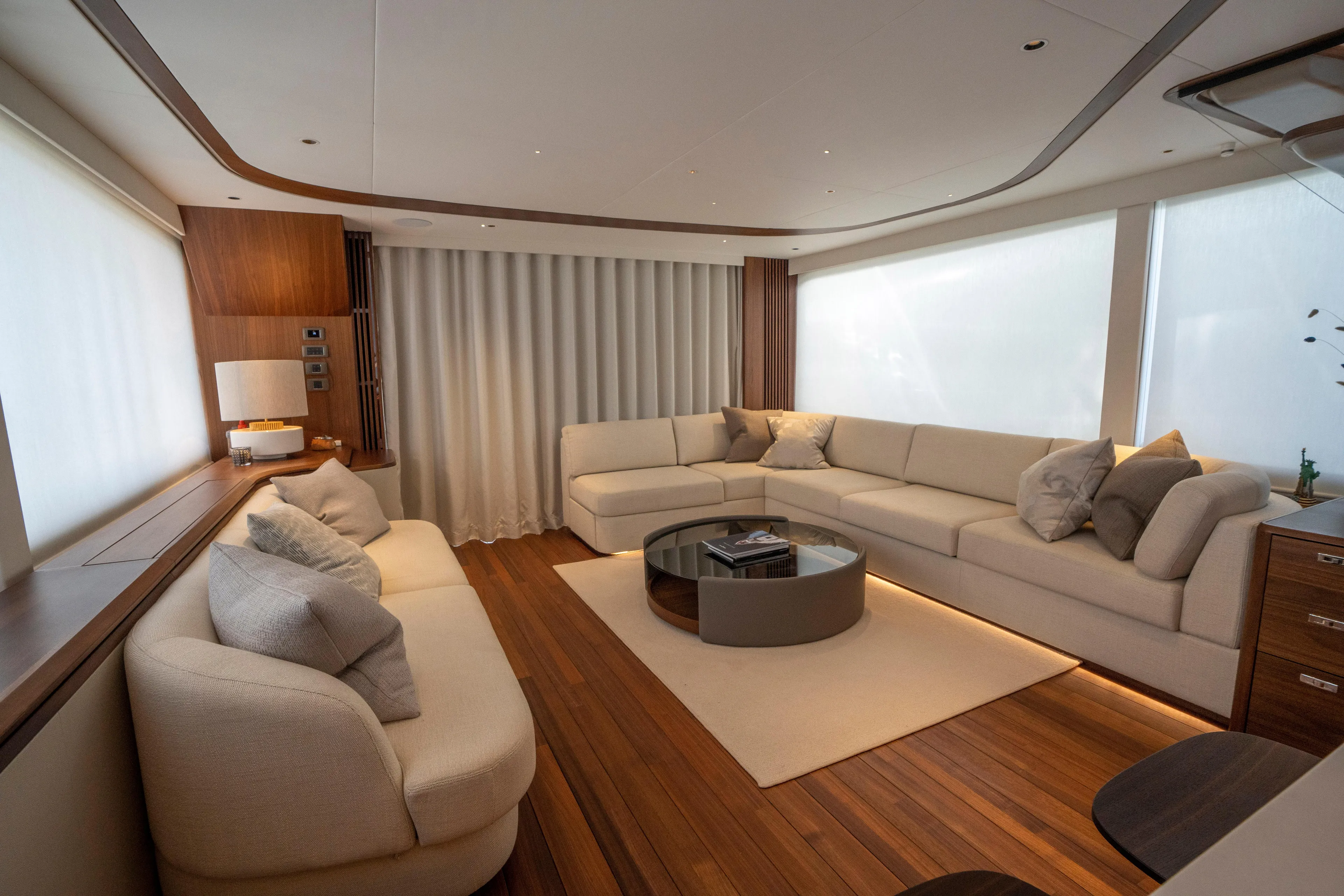  Yacht Photos Pics Main Deck: Saloon