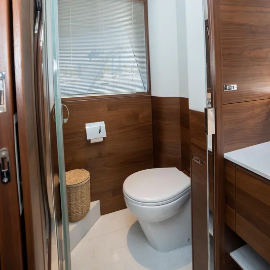  Yacht Photos Pics Main Deck: Master Stateroom's En-Suite Bathroom