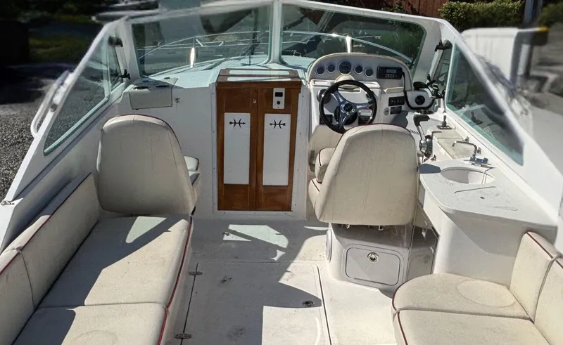  Yacht Photos Pics 2015 Hunt Yachts Harrier 25 Sport interior with seating, steering wheel, and dashboard.