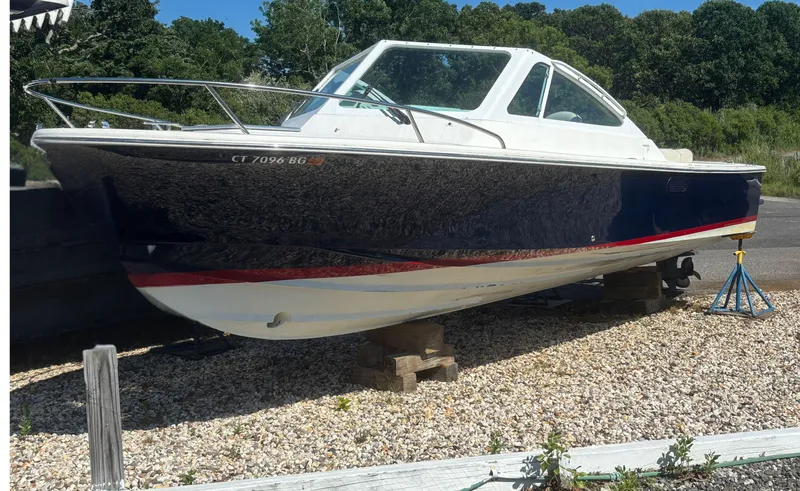  Yacht Photos Pics 2015 Hunt Yachts Harrier 25 Sport boat on dry land, surrounded by trees.