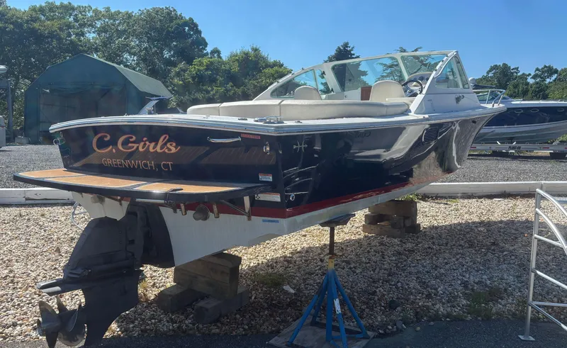  Yacht Photos Pics 2015 Hunt Yachts Harrier 25 Sport boat on display, Greenwich, CT.