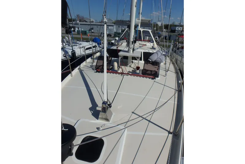 Si J'avais Su Yacht Photos Pics Sailboat deck of 2017 Custom Gilbert Caroff Lex Eterna 47, featuring clean lines and rigging.