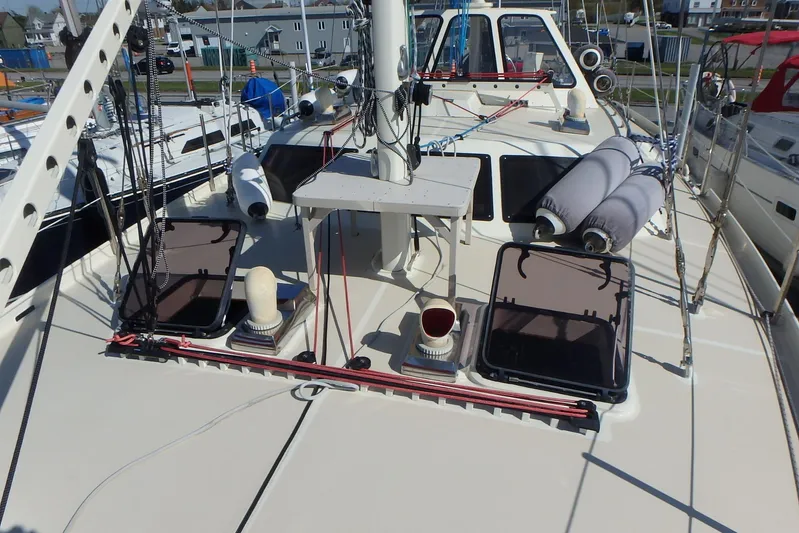 Si J'avais Su Yacht Photos Pics Custom Gilbert Caroff Lex Eterna 47 sailboat deck, 2017 model, with hatches and rigging.